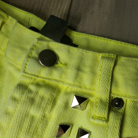 Forever 21 Bright Yellow Studded Distressed Jean Shorts Bootie Shorts Size 26 - Picture 12 of 16